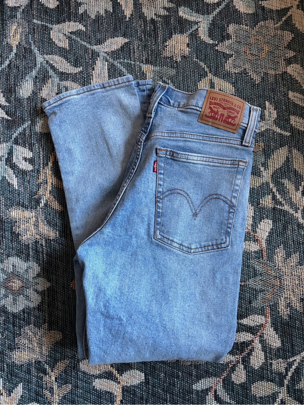 Levi's Women's Wedgie Straight Light Wash Distressed Jeans Size 29
